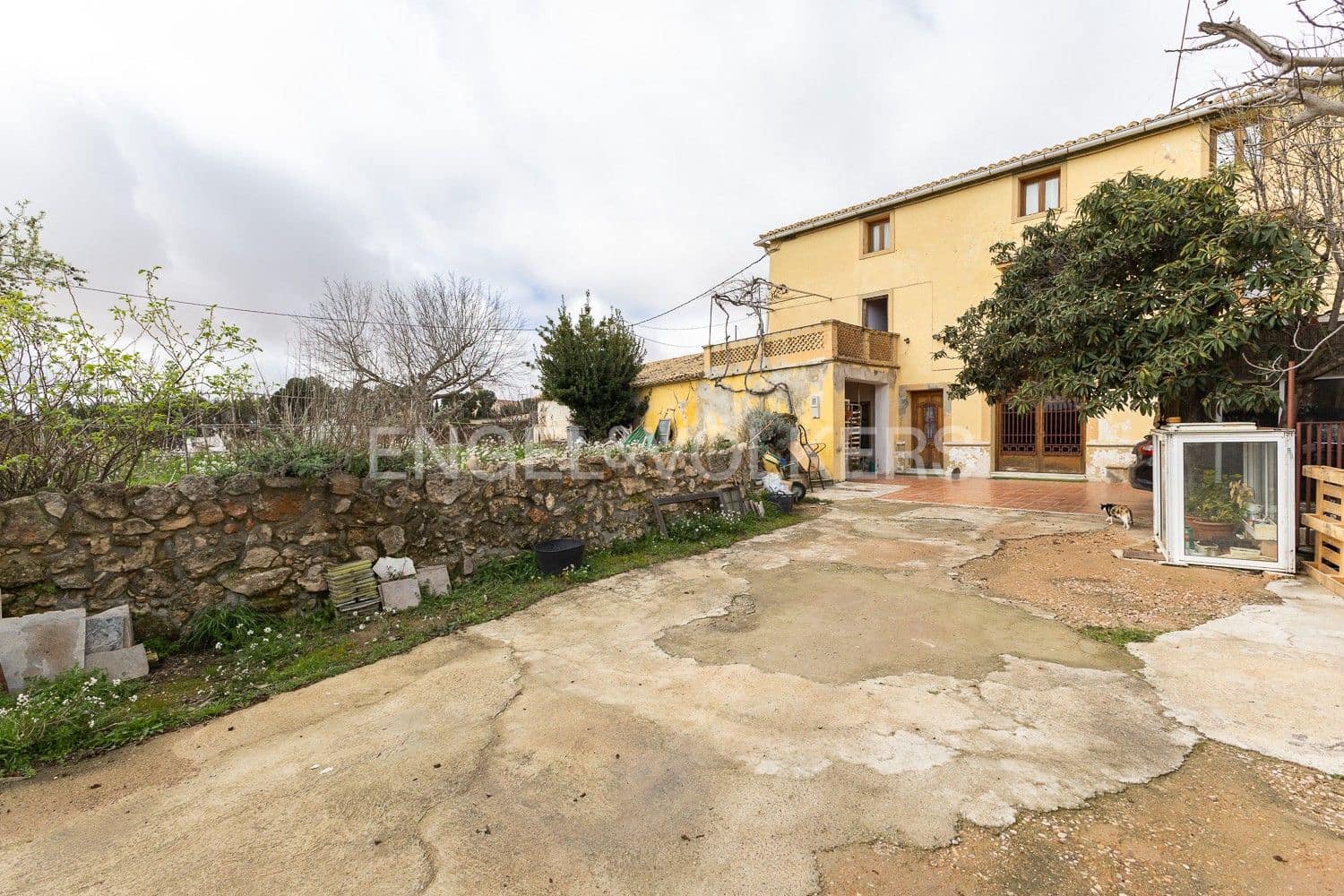 5 bedroom Villa for sale in Requena with garage - € 450,000 (Ref: 9080639)