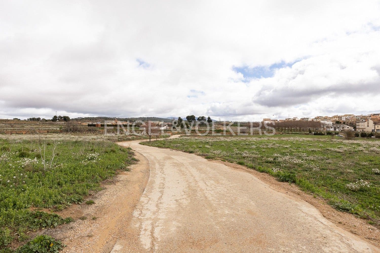 5 bedroom Villa for sale in Requena with garage - € 450,000 (Ref: 9080639)
