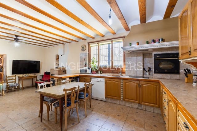 5 bedroom Villa for sale in Requena with garage - € 450,000 (Ref: 9080639)