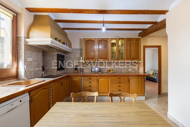 5 bedroom Villa for sale in Requena with garage - € 450,000 (Ref: 9080639)