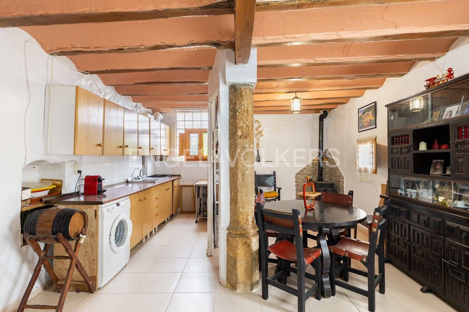 5 bedroom Villa for sale in Requena with garage - € 450,000 (Ref: 9080639)