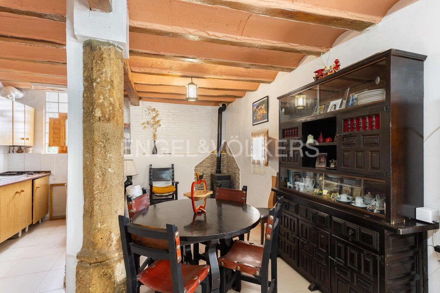 5 bedroom Villa for sale in Requena with garage - € 450,000 (Ref: 9080639)