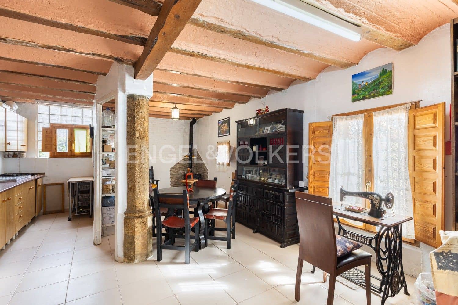 5 bedroom Villa for sale in Requena with garage - € 450,000 (Ref: 9080639)