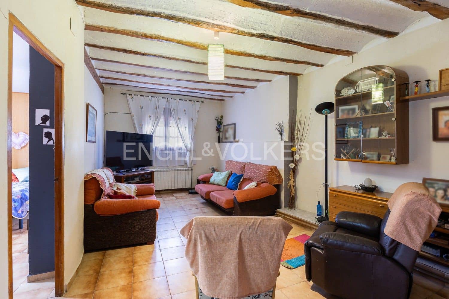 5 bedroom Villa for sale in Requena with garage - € 450,000 (Ref: 9080639)