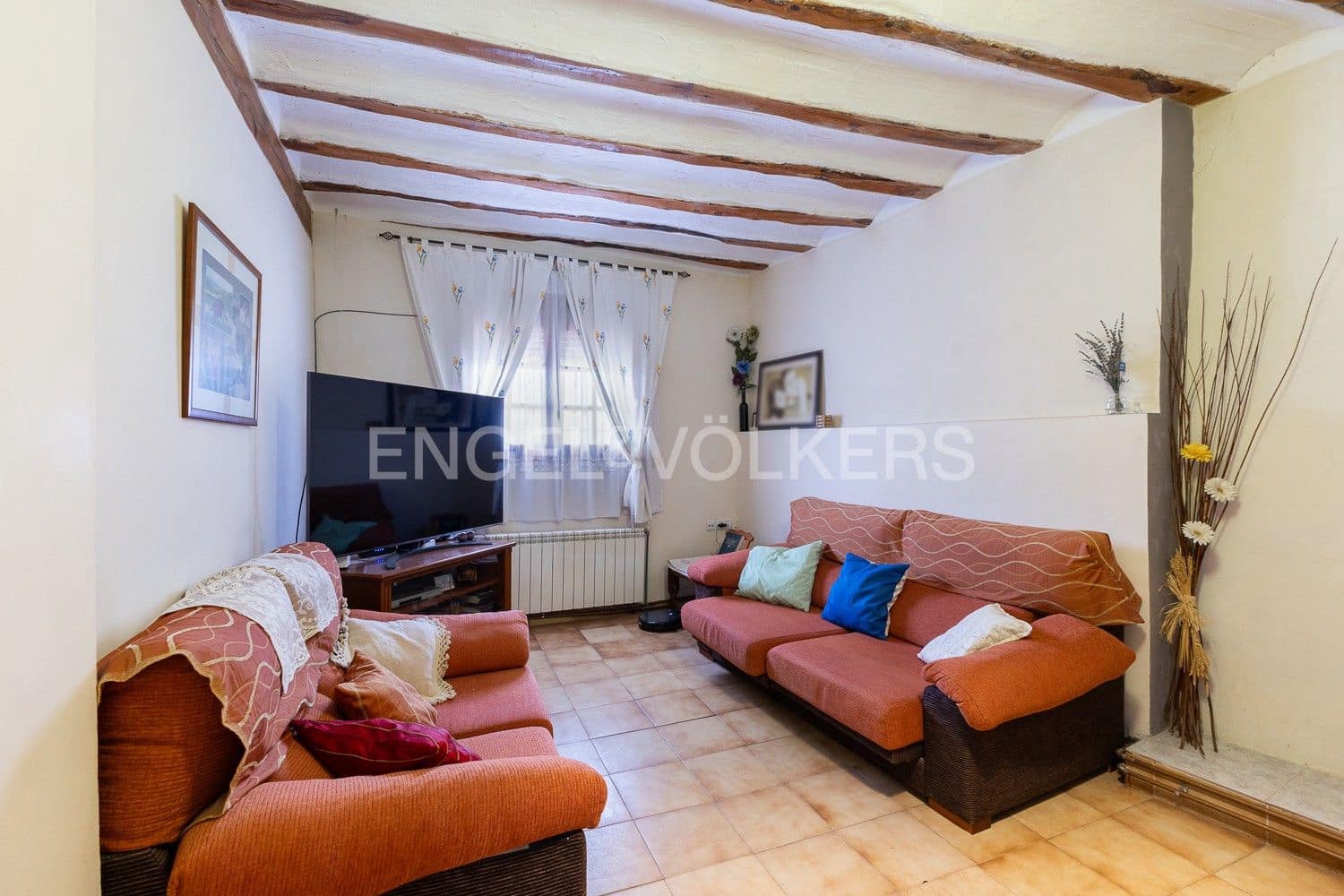 5 bedroom Villa for sale in Requena with garage - € 450,000 (Ref: 9080639)