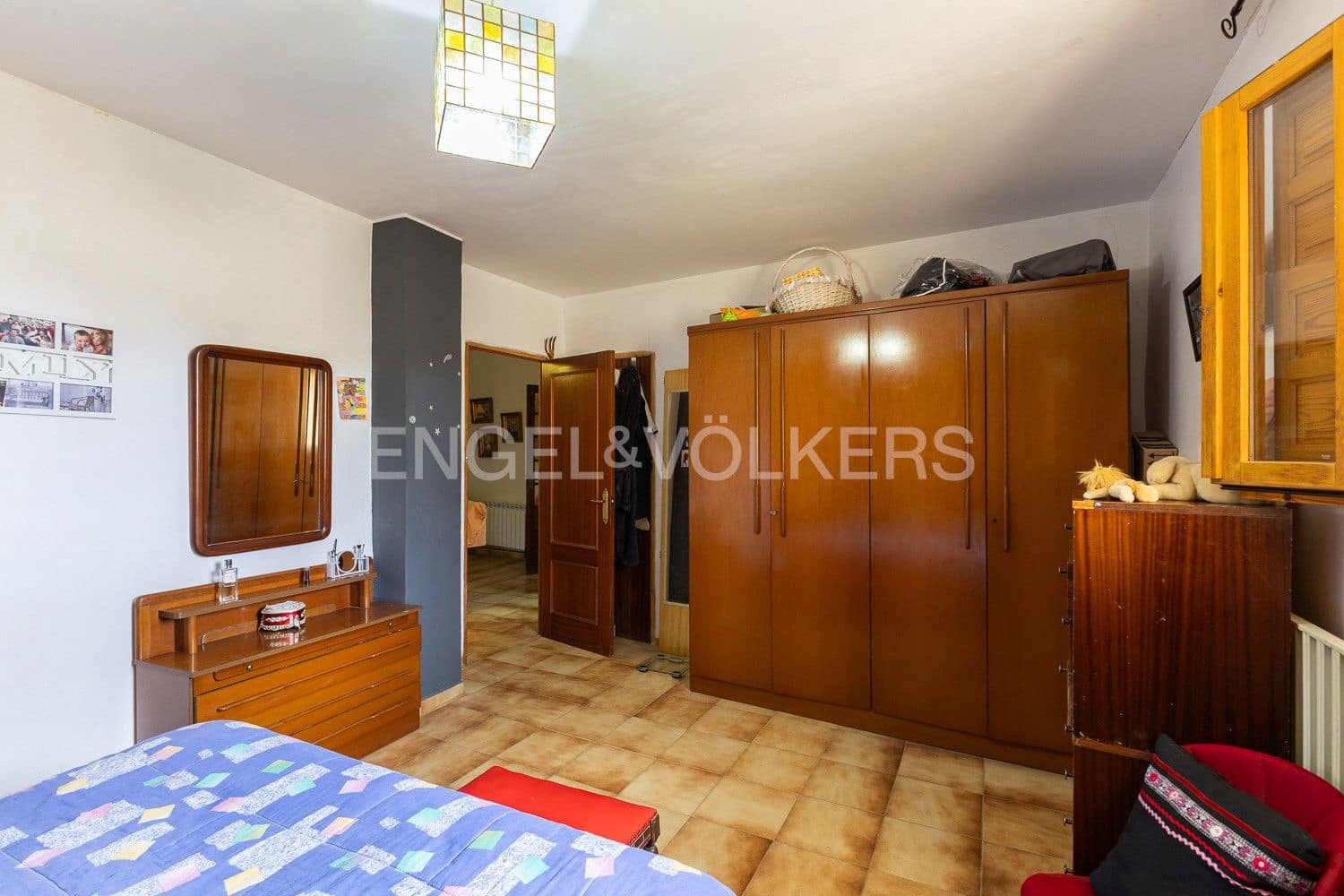 5 bedroom Villa for sale in Requena with garage - € 450,000 (Ref: 9080639)
