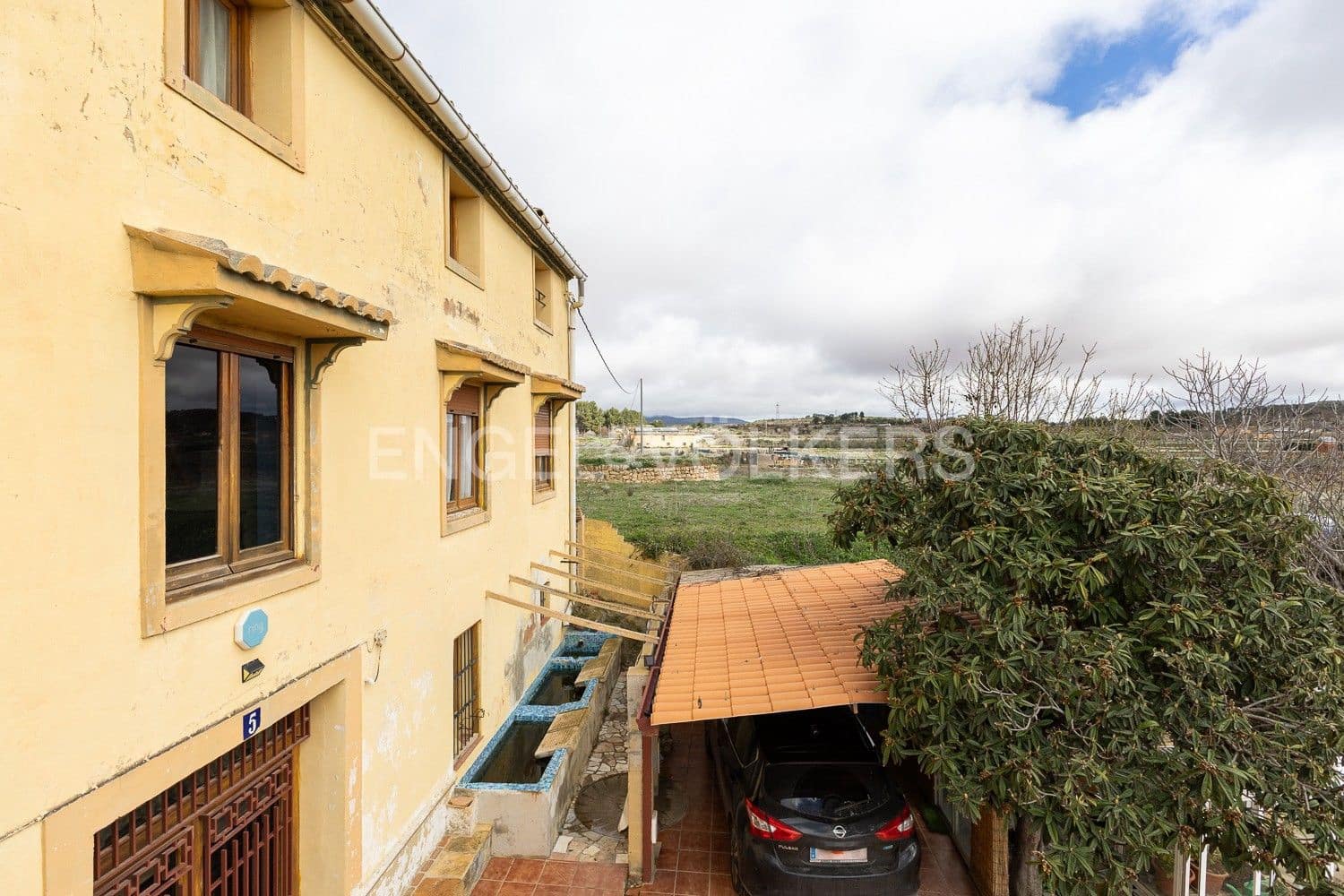 5 bedroom Villa for sale in Requena with garage - € 450,000 (Ref: 9080639)