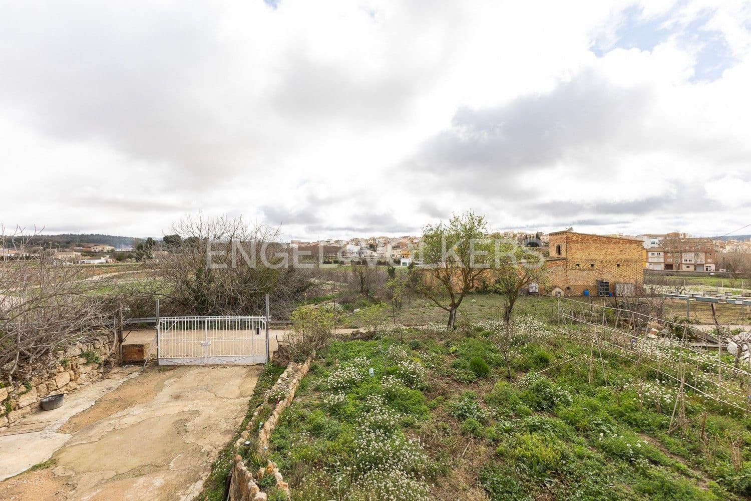 5 bedroom Villa for sale in Requena with garage - € 450,000 (Ref: 9080639)