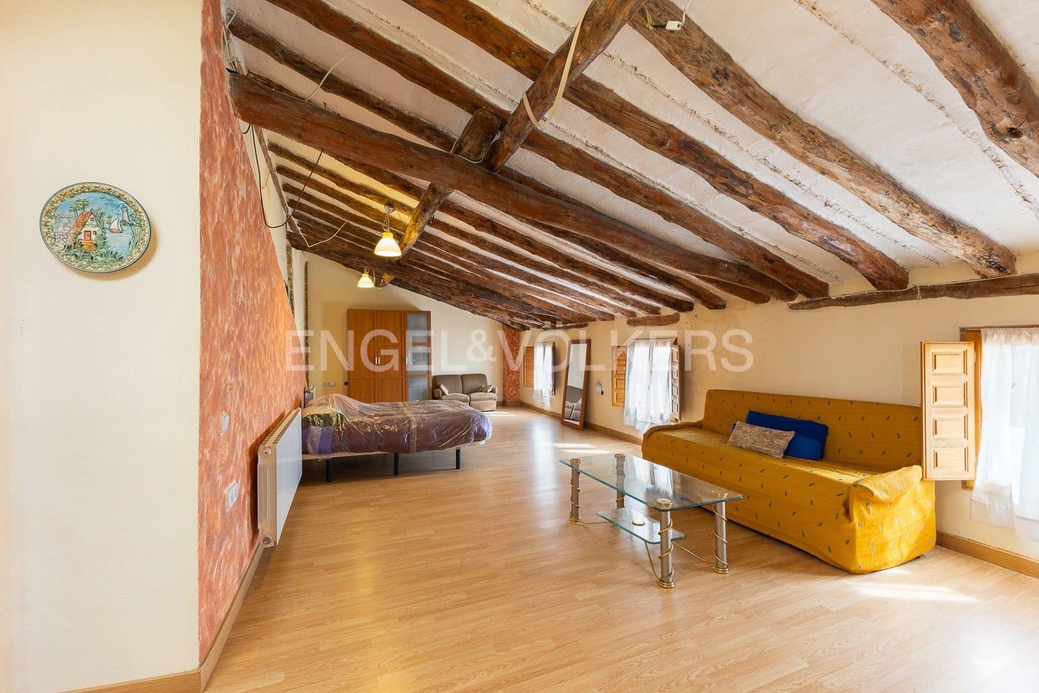 5 bedroom Villa for sale in Requena with garage - € 450,000 (Ref: 9080639)