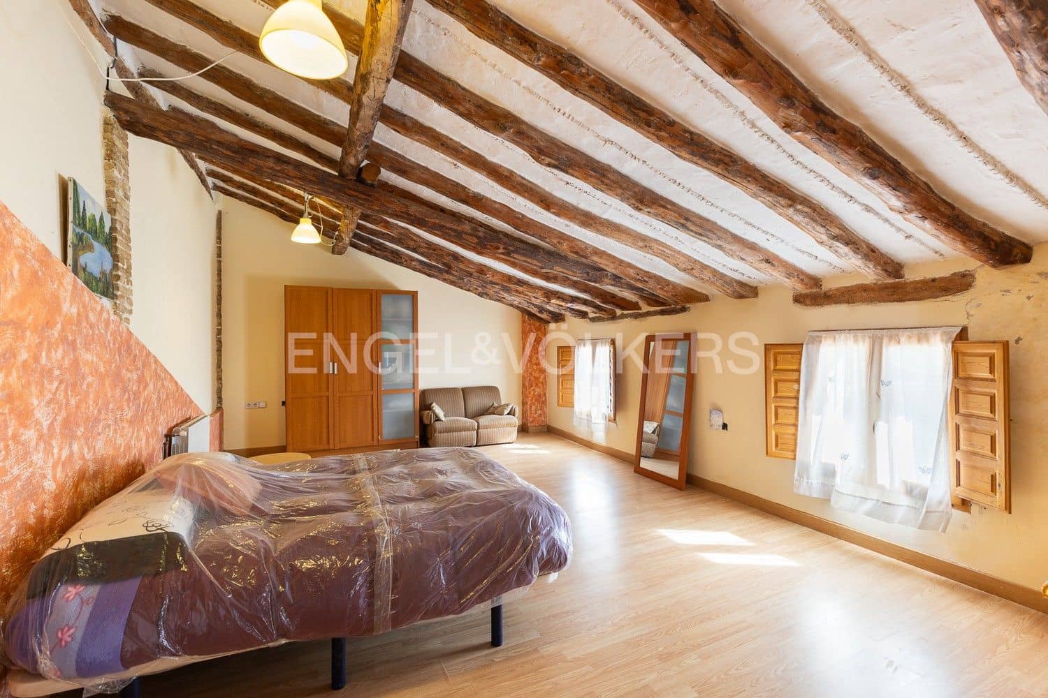 5 bedroom Villa for sale in Requena with garage - € 450,000 (Ref: 9080639)