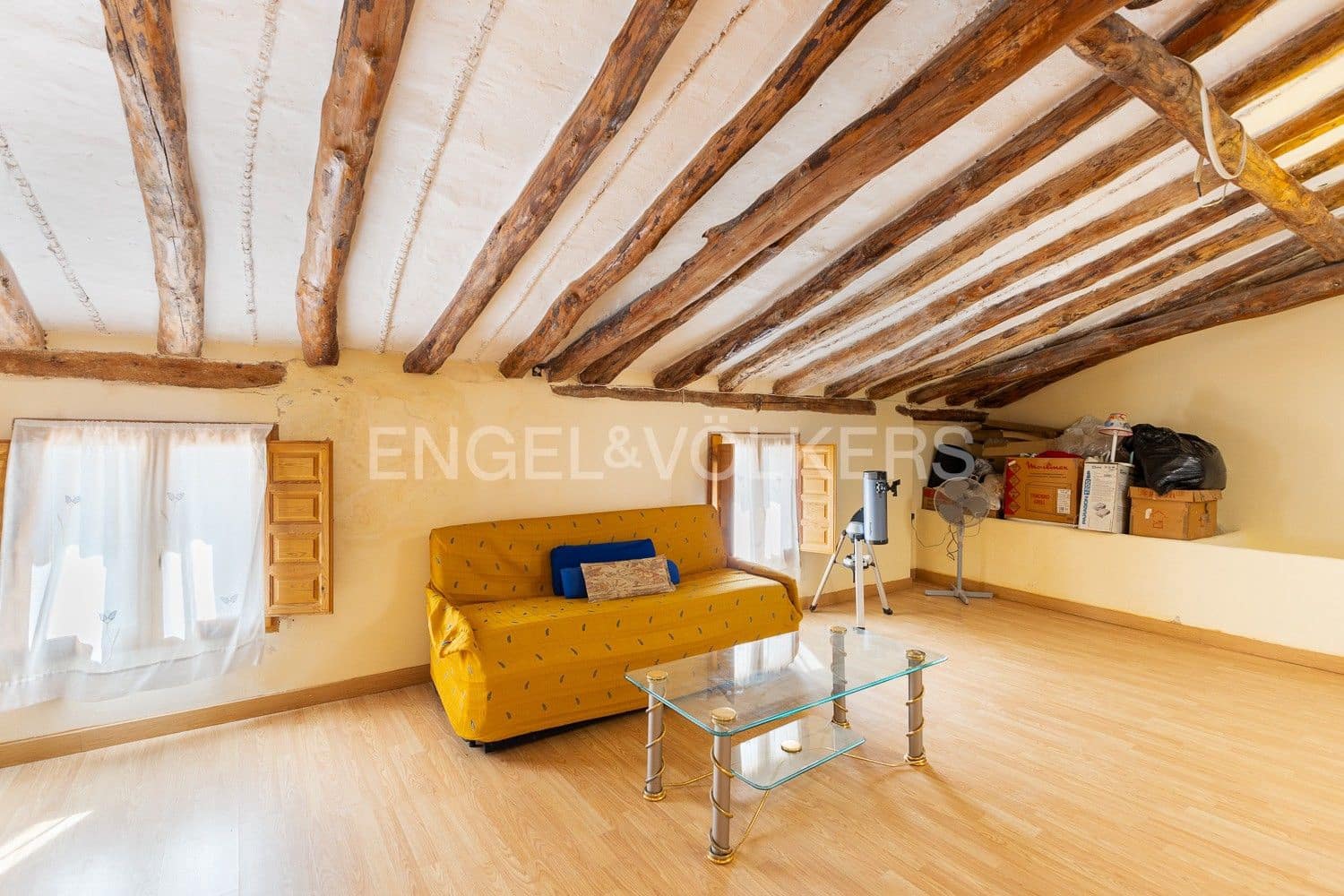 5 bedroom Villa for sale in Requena with garage - € 450,000 (Ref: 9080639)