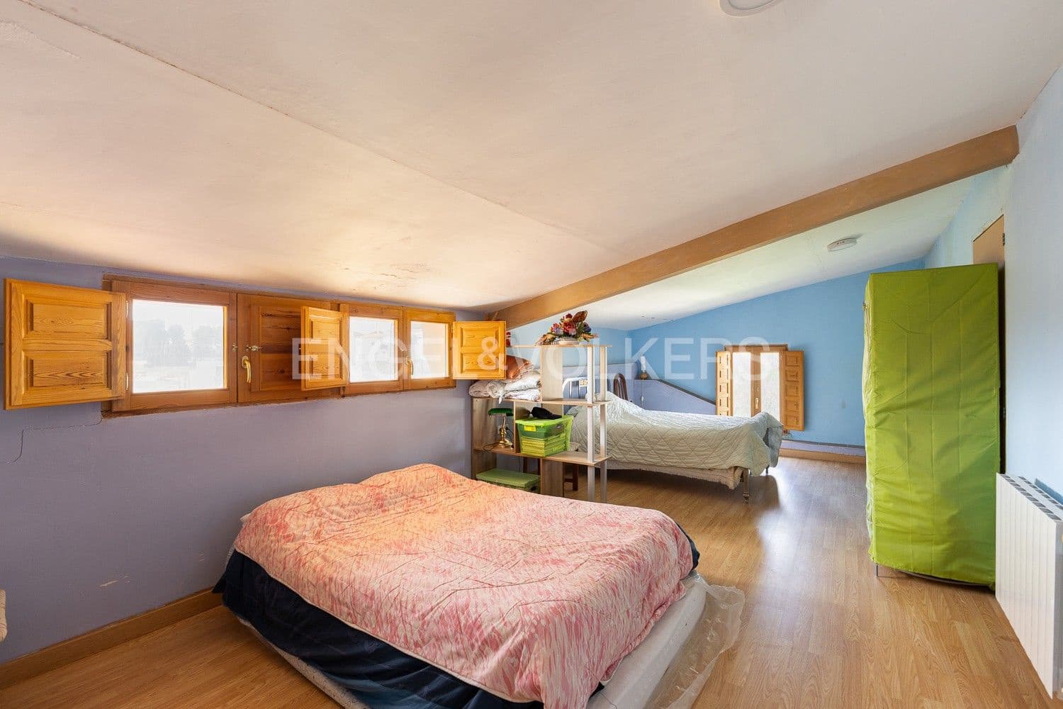 5 bedroom Villa for sale in Requena with garage - € 450,000 (Ref: 9080639)