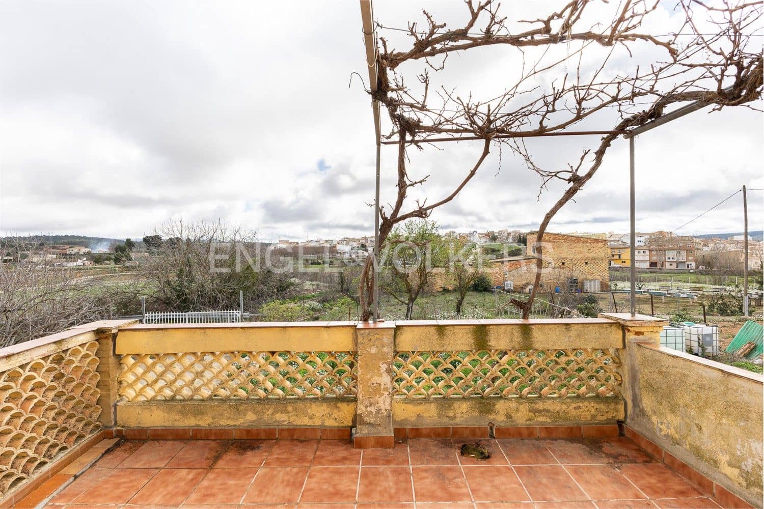 5 bedroom Villa for sale in Requena with garage - € 450,000 (Ref: 9080639)
