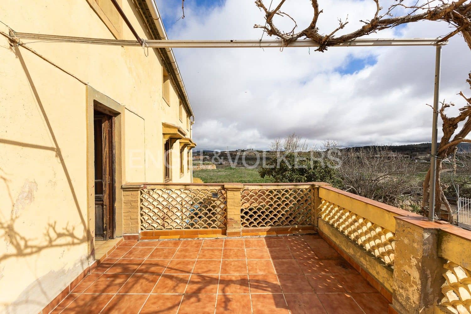 5 bedroom Villa for sale in Requena with garage - € 450,000 (Ref: 9080639)