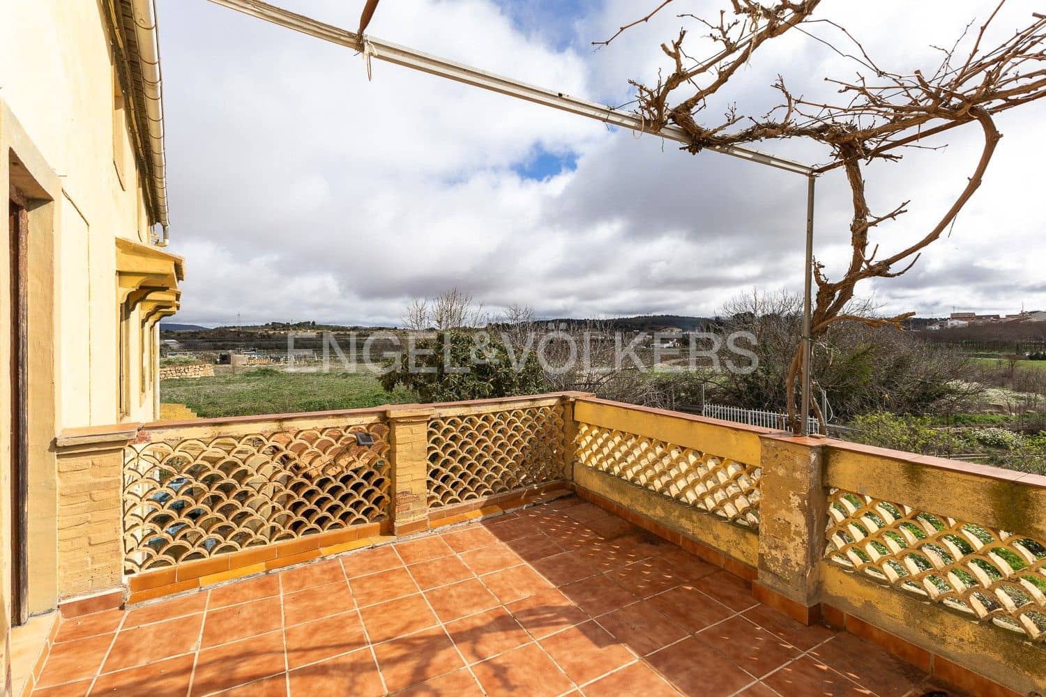 5 bedroom Villa for sale in Requena with garage - € 450,000 (Ref: 9080639)
