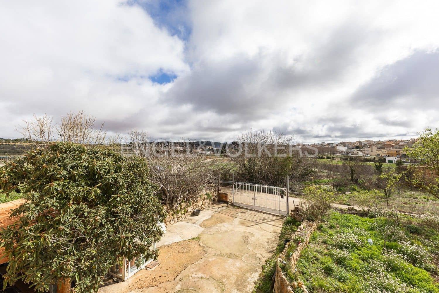 5 bedroom Villa for sale in Requena with garage - € 450,000 (Ref: 9080639)
