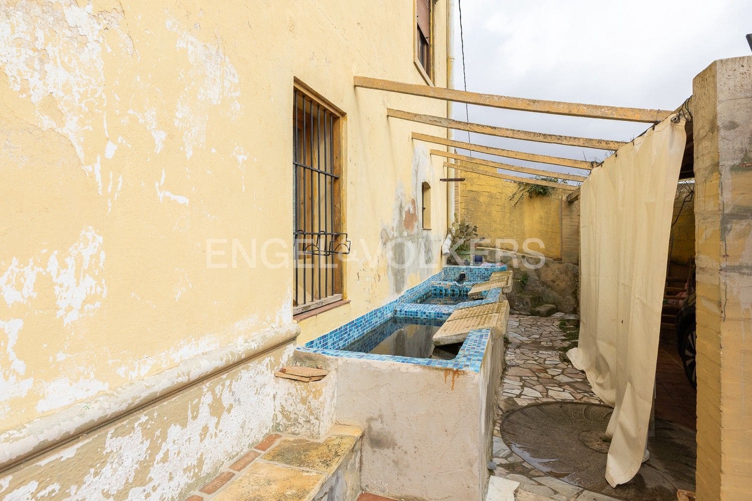 5 bedroom Villa for sale in Requena with garage - € 450,000 (Ref: 9080639)