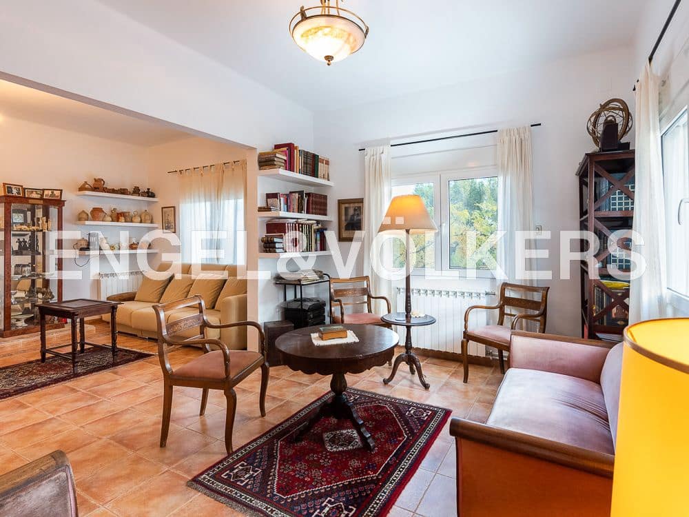 8 bedroom Villa for sale in Calig with pool garage - € 790,000 (Ref: 9099414)