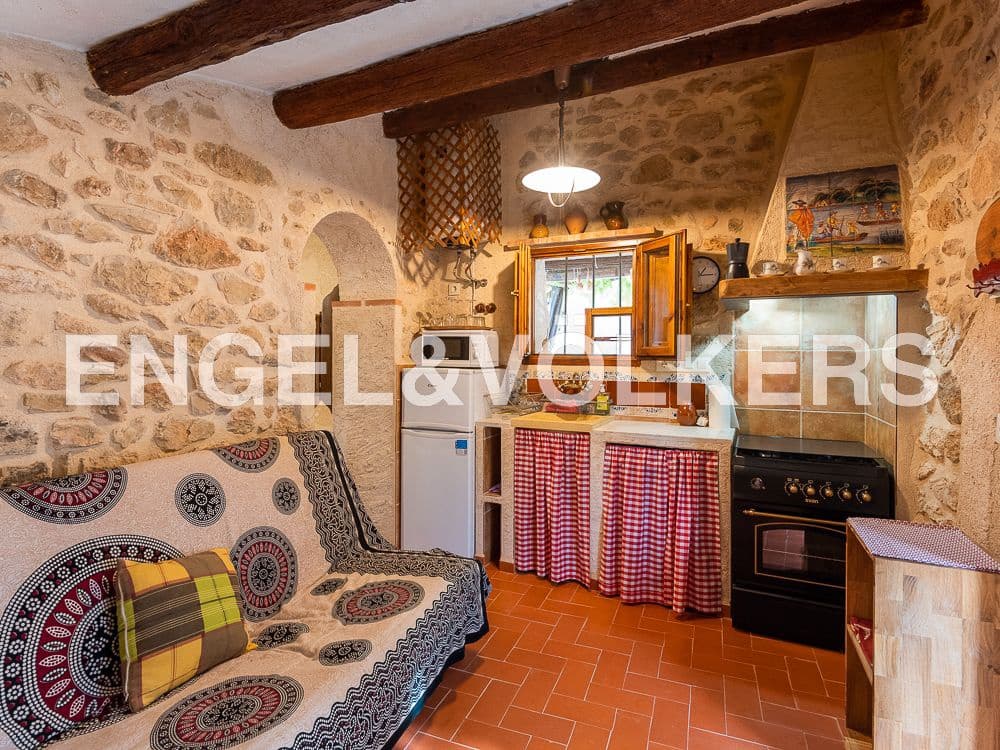 8 bedroom Villa for sale in Calig with pool garage - € 790,000 (Ref: 9099414)