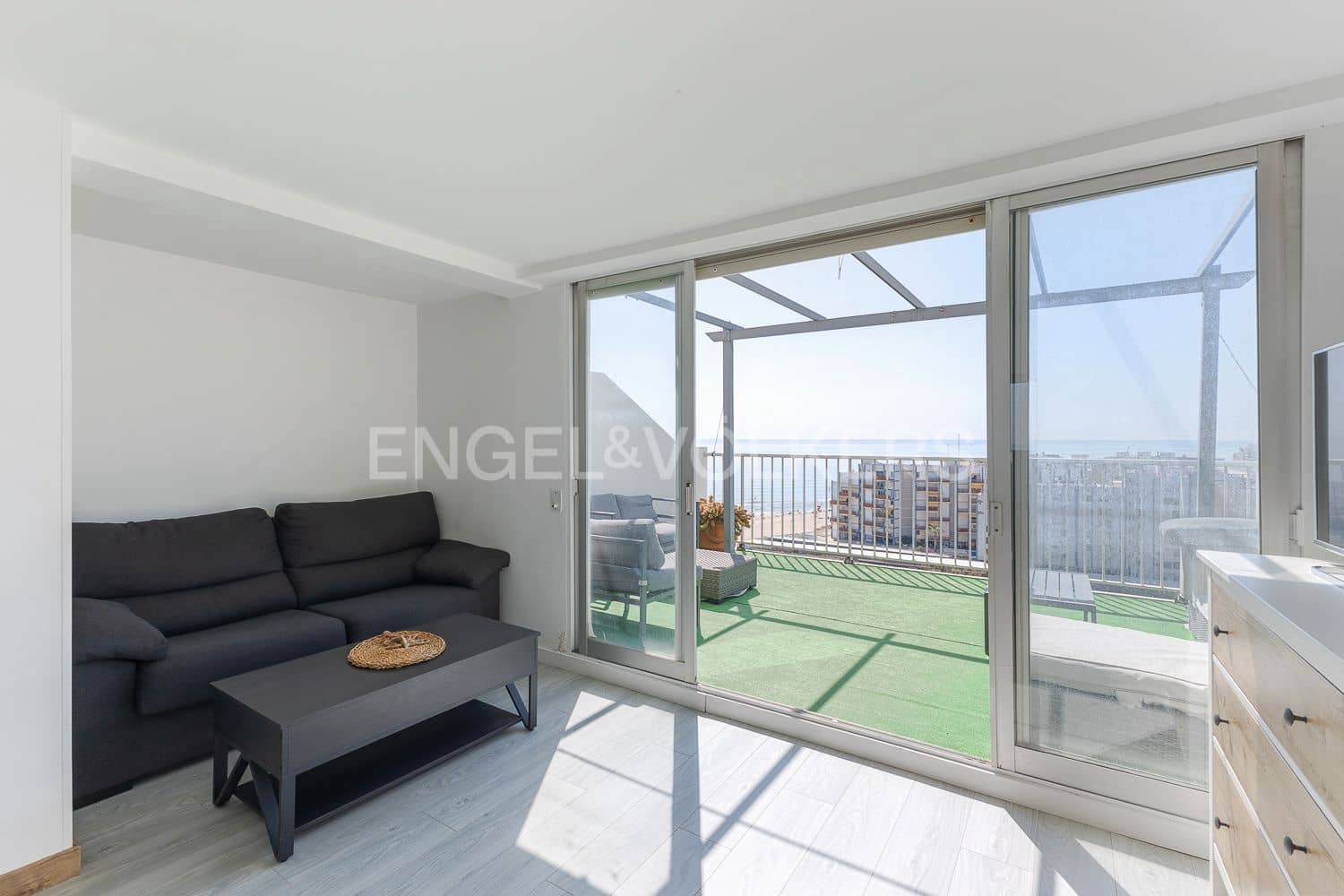 2 bedroom Apartment for rent in Valencia city with garage - € 2,500 (Ref: 9107787)