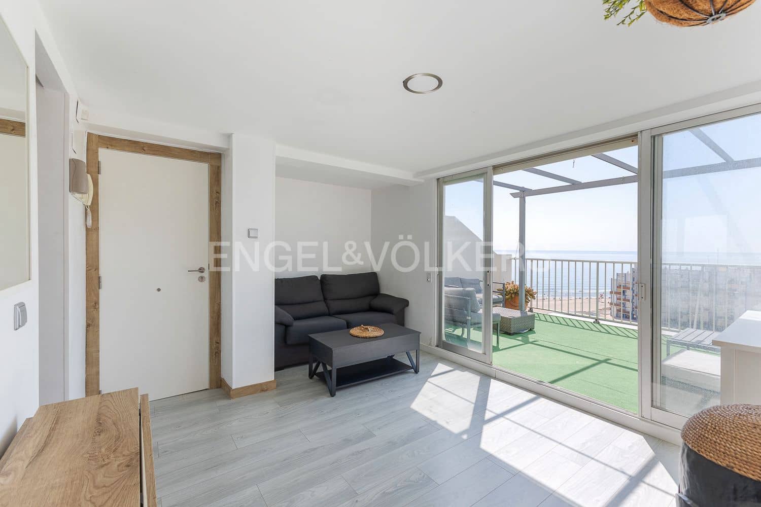 2 bedroom Apartment for rent in Valencia city with garage - € 2,500 (Ref: 9107787)