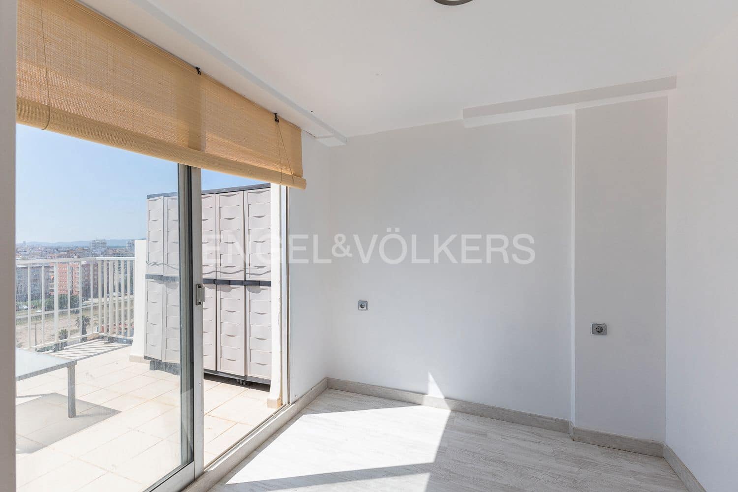 2 bedroom Apartment for rent in Valencia city with garage - € 2,500 (Ref: 9107787)