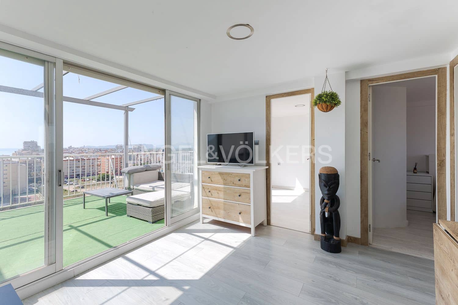 2 bedroom Apartment for rent in Valencia city with garage - € 2,500 (Ref: 9107787)