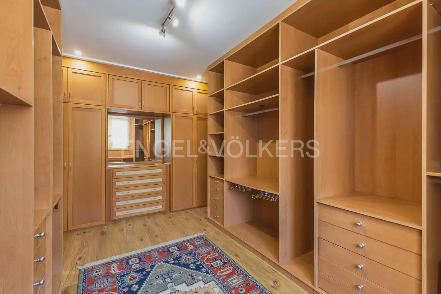 7 soverom Villa til salgs i Ontinyent med svømmebasseng garasje - € 690 000 (Ref: 9142069)