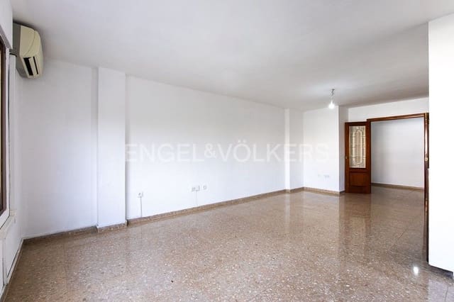 4 soveværelse Lejlighed til leje i La Petxina, Valencia by med garage - € 1.400 (Ref: 9152497)