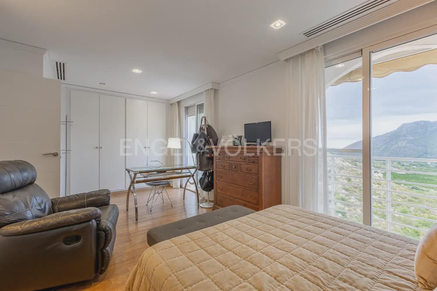 4 Zimmer Villa zu verkaufen in Gandia mit Garage - 370.000 € (Ref: 9175597)