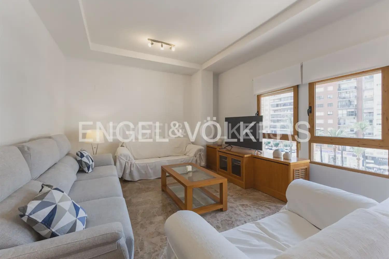 3 bedroom Penthouse for rent in Alzira with garage - € 1,300 (Ref: 9184474)