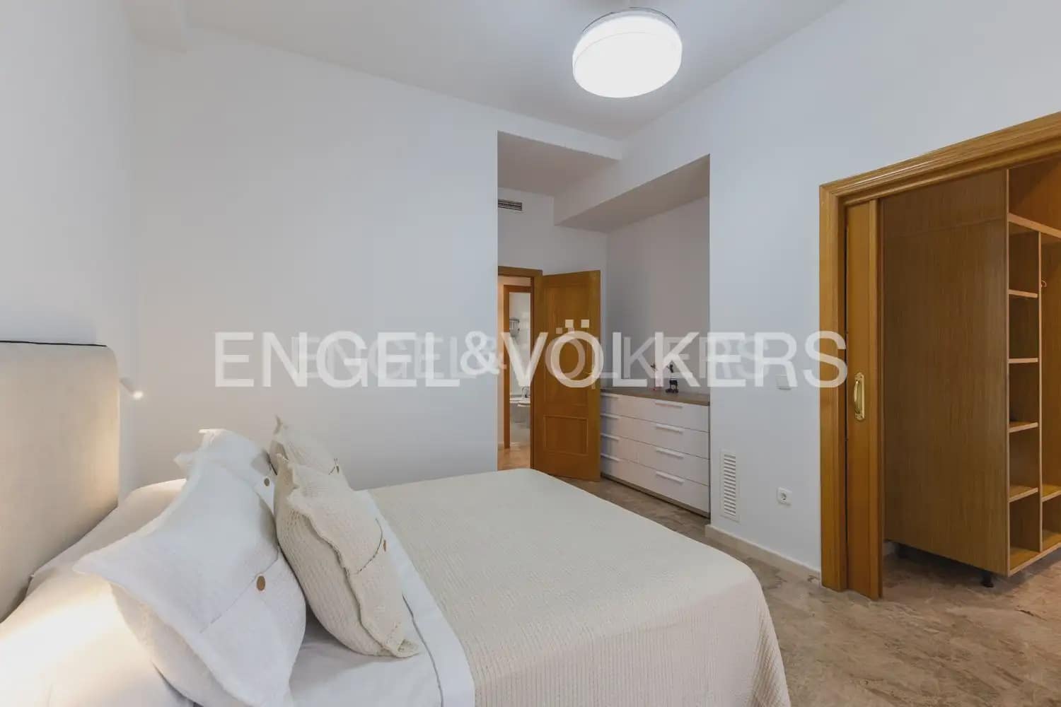 3 bedroom Penthouse for rent in Alzira with garage - € 1,300 (Ref: 9184474)