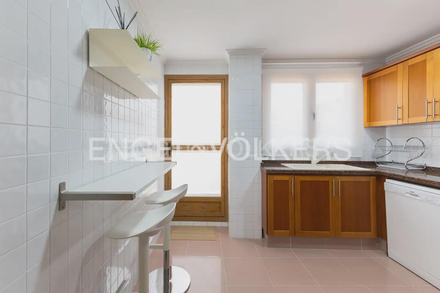 3 bedroom Penthouse for rent in Alzira with garage - € 1,300 (Ref: 9184474)