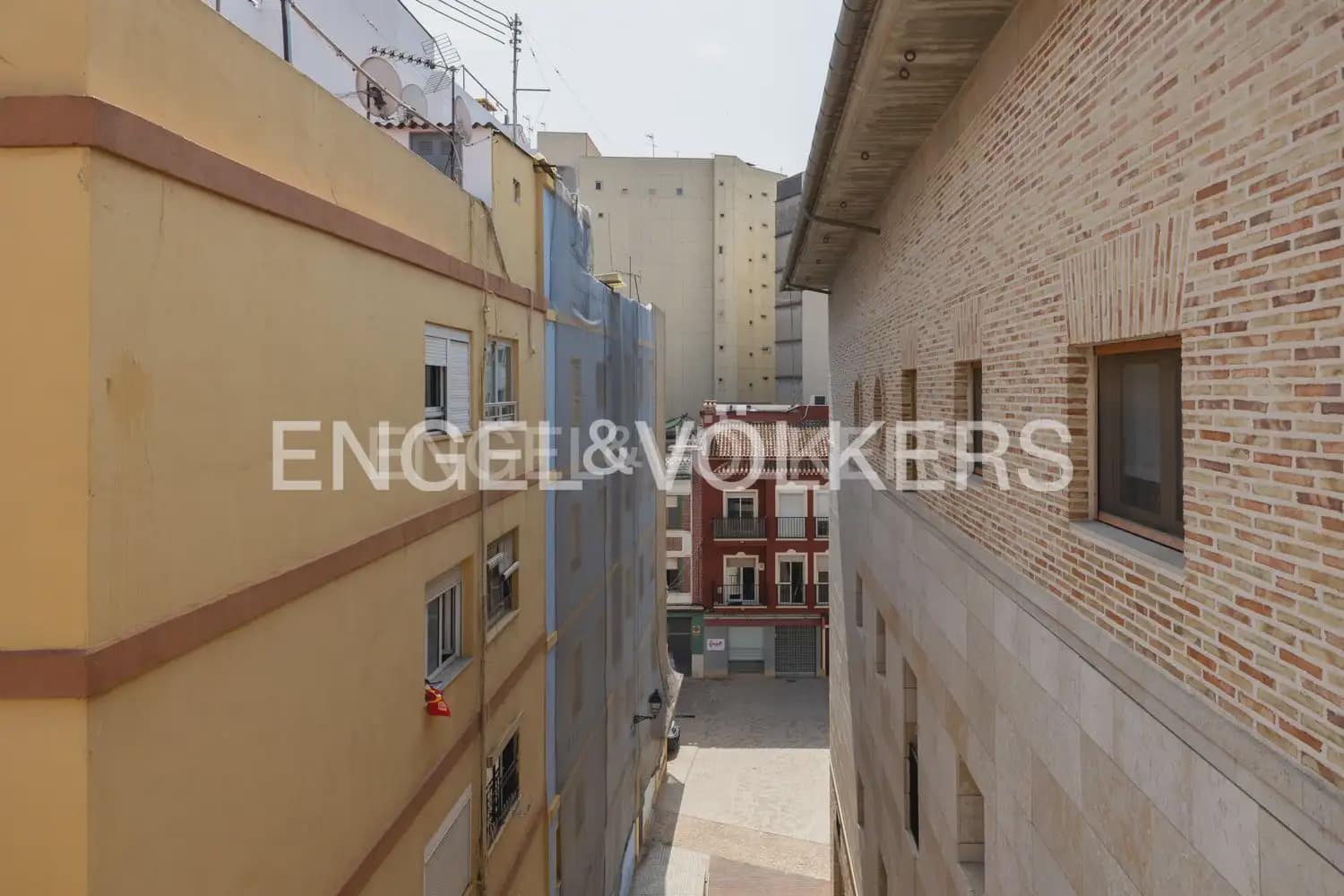 3 bedroom Penthouse for rent in Alzira with garage - € 1,300 (Ref: 9184474)