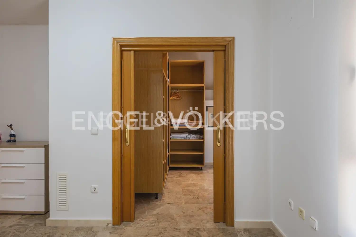 3 bedroom Penthouse for rent in Alzira with garage - € 1,300 (Ref: 9184474)