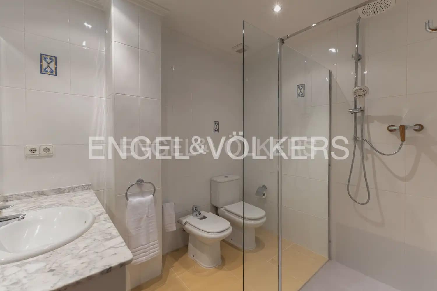3 bedroom Penthouse for rent in Alzira with garage - € 1,300 (Ref: 9184474)