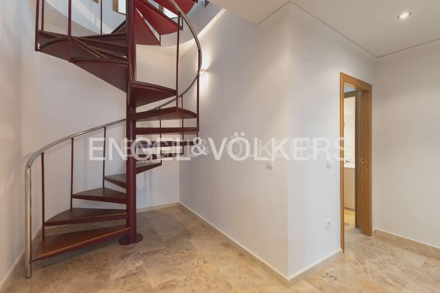 3 bedroom Penthouse for rent in Alzira with garage - € 1,300 (Ref: 9184474)