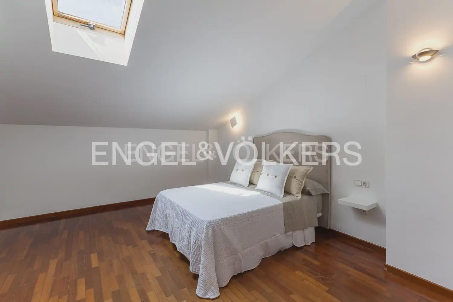 3 bedroom Penthouse for rent in Alzira with garage - € 1,300 (Ref: 9184474)