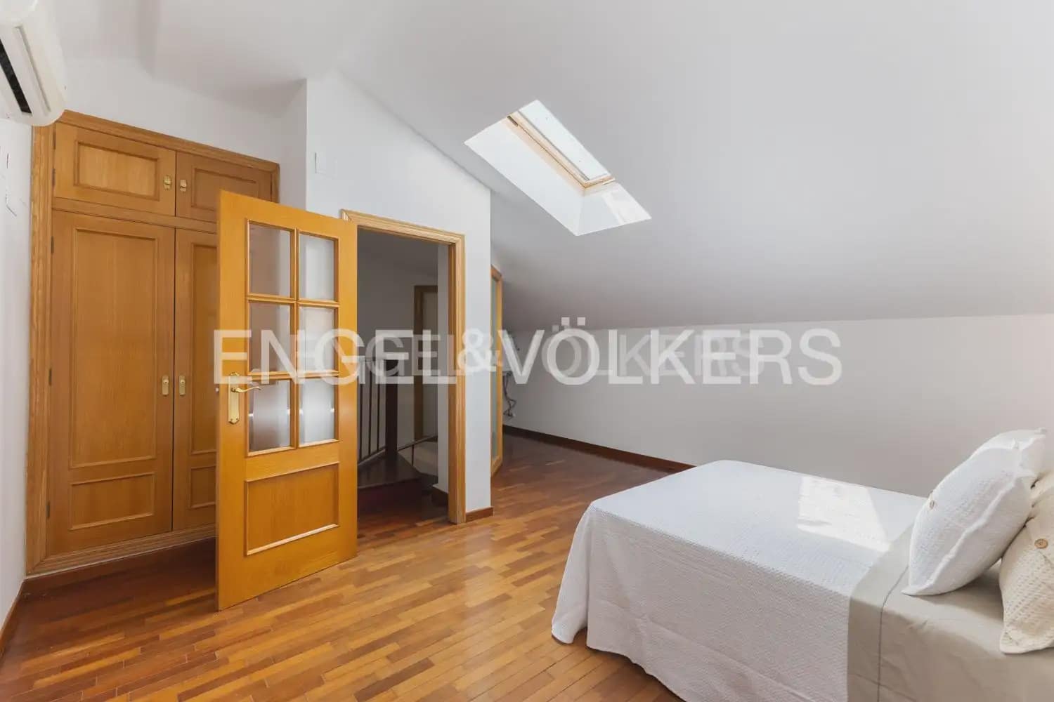 3 bedroom Penthouse for rent in Alzira with garage - € 1,300 (Ref: 9184474)