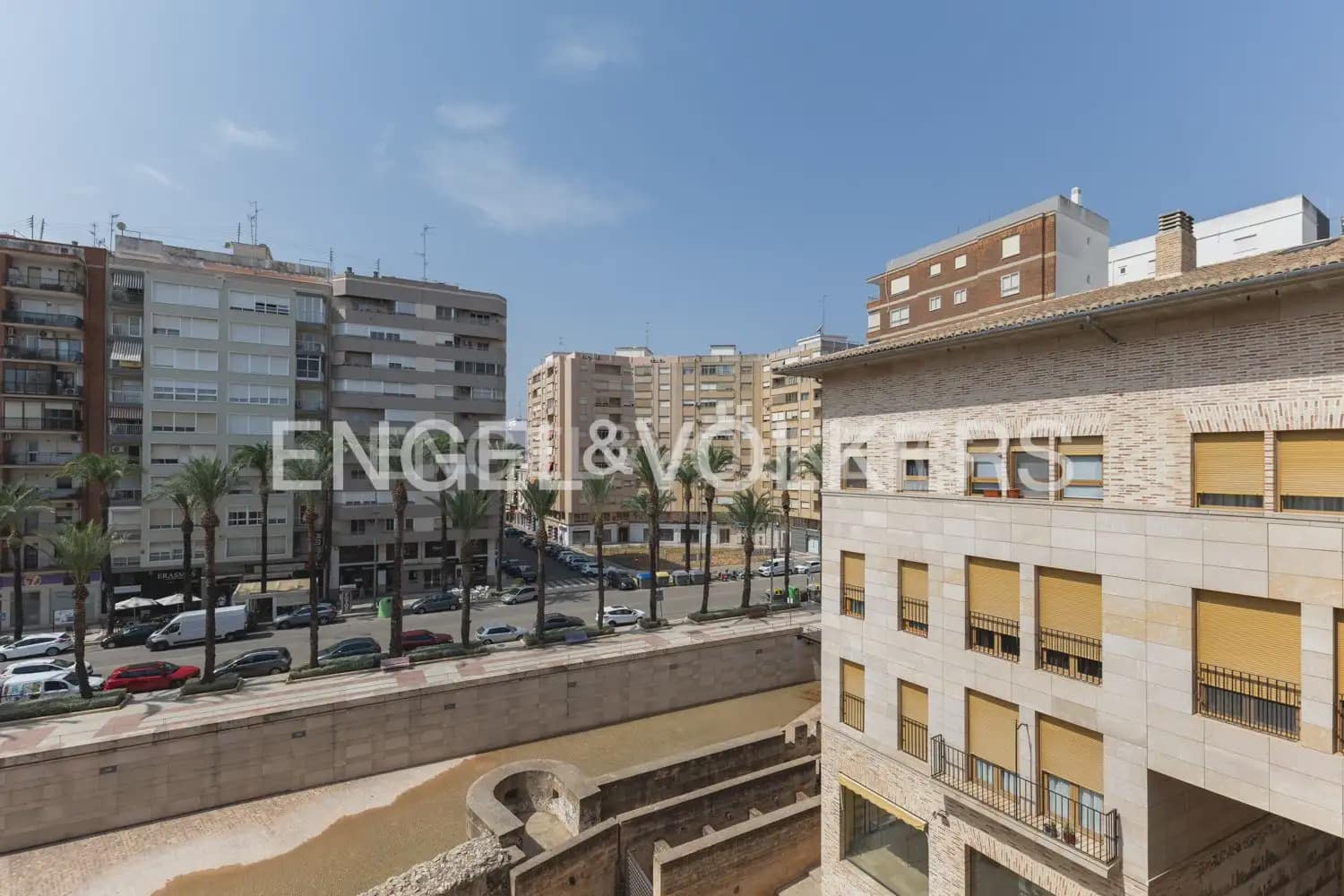 3 bedroom Penthouse for rent in Alzira with garage - € 1,300 (Ref: 9184474)