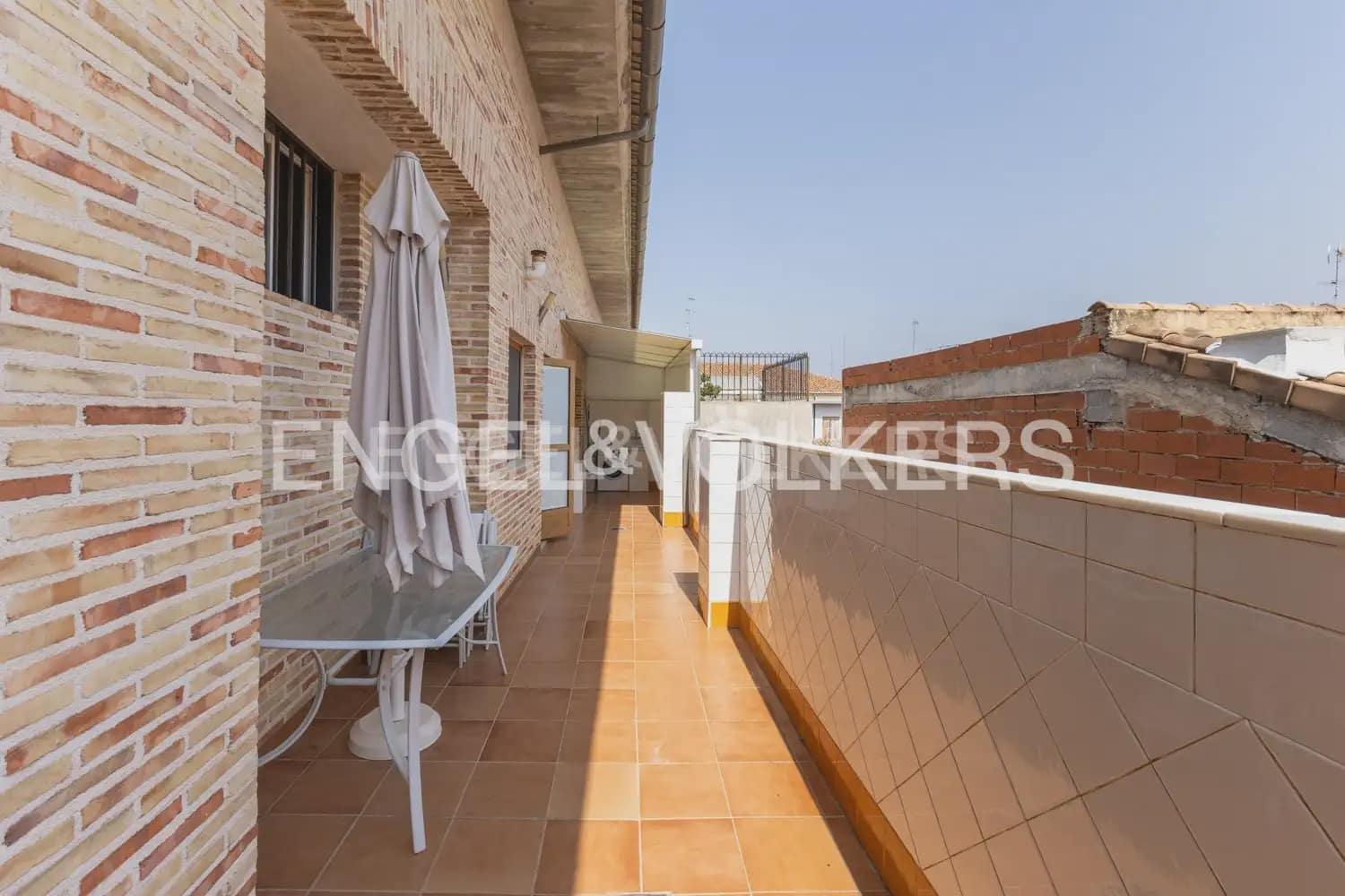 3 bedroom Penthouse for rent in Alzira with garage - € 1,300 (Ref: 9184474)
