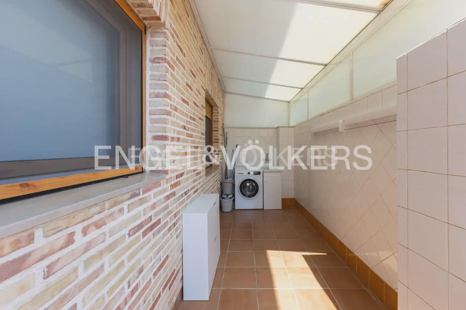 3 bedroom Penthouse for rent in Alzira with garage - € 1,300 (Ref: 9184474)