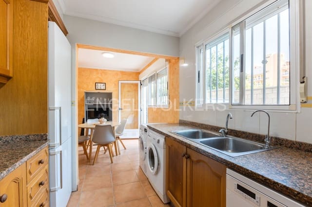 5 bedroom Villa for sale in Benicàssim with garage - € 499,000 (Ref: 9187695)