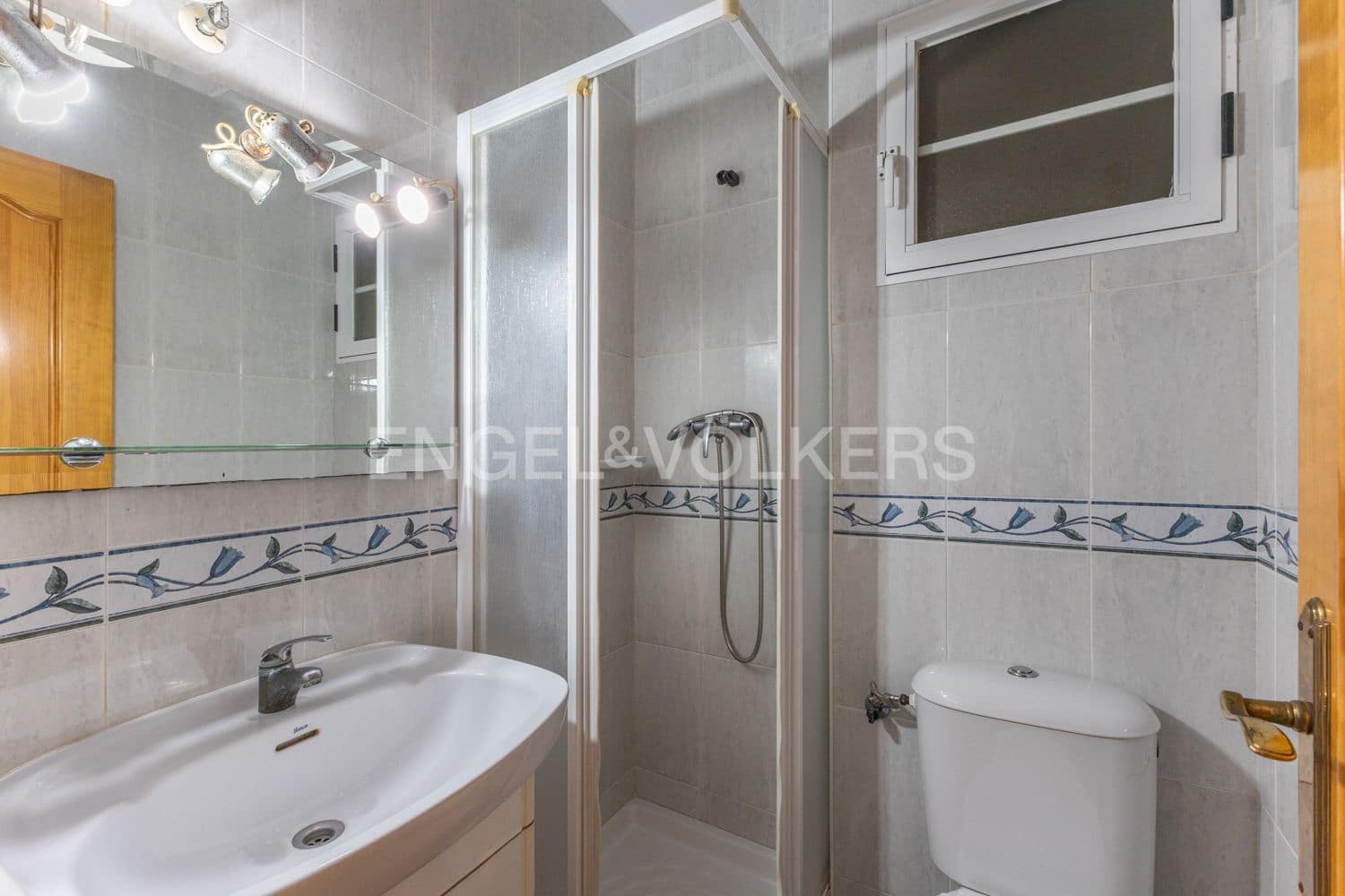 5 bedroom Villa for sale in Benicassim with garage - € 499,000 (Ref: 9187695)