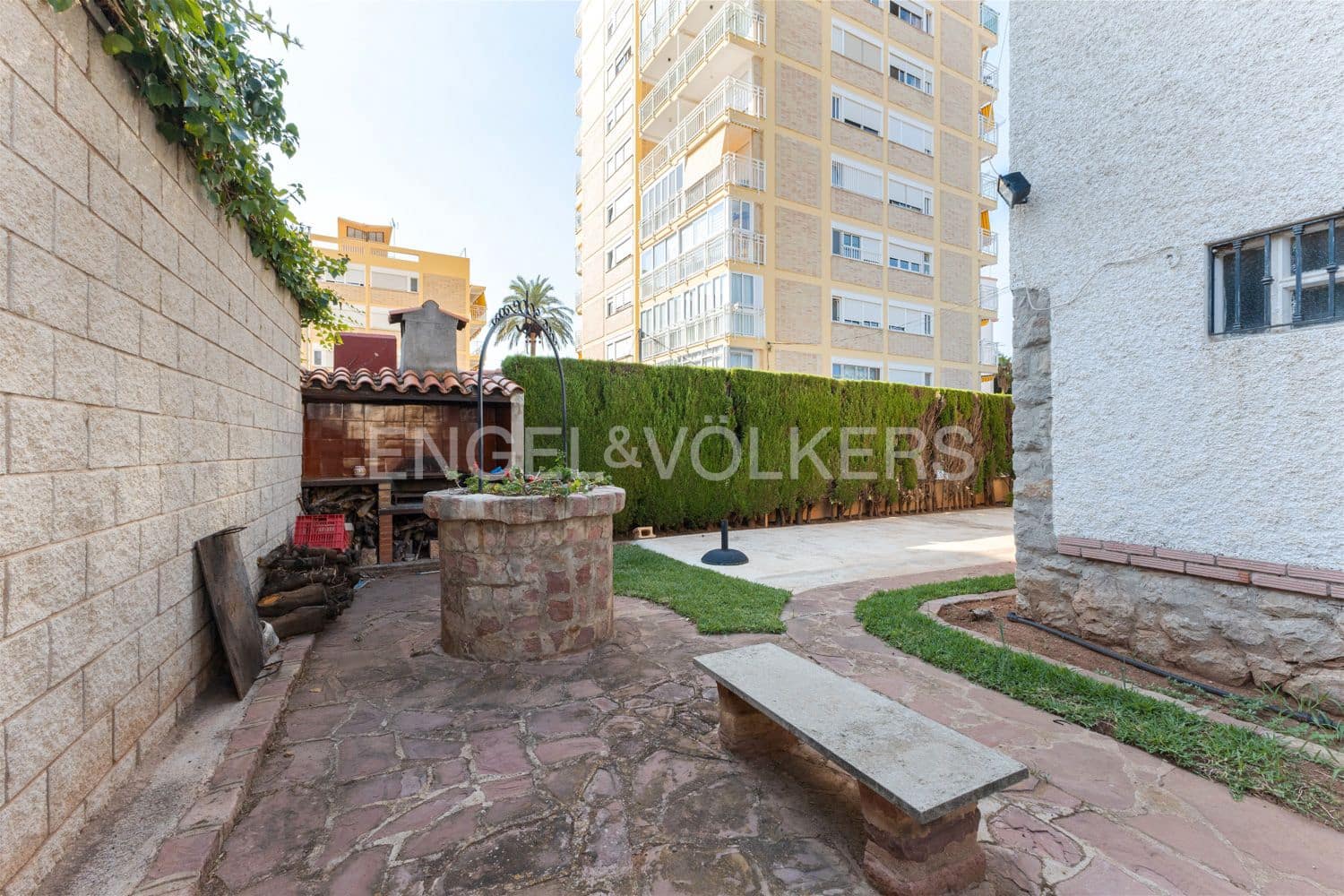 5 bedroom Villa for sale in Benicassim with garage - € 499,000 (Ref: 9187695)