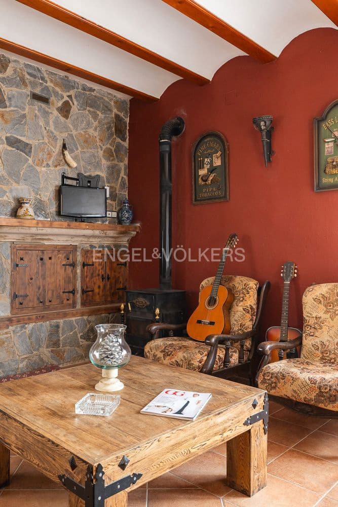 6 bedroom Villa for sale in Casinos with pool garage - € 469,999 (Ref: 9194946)