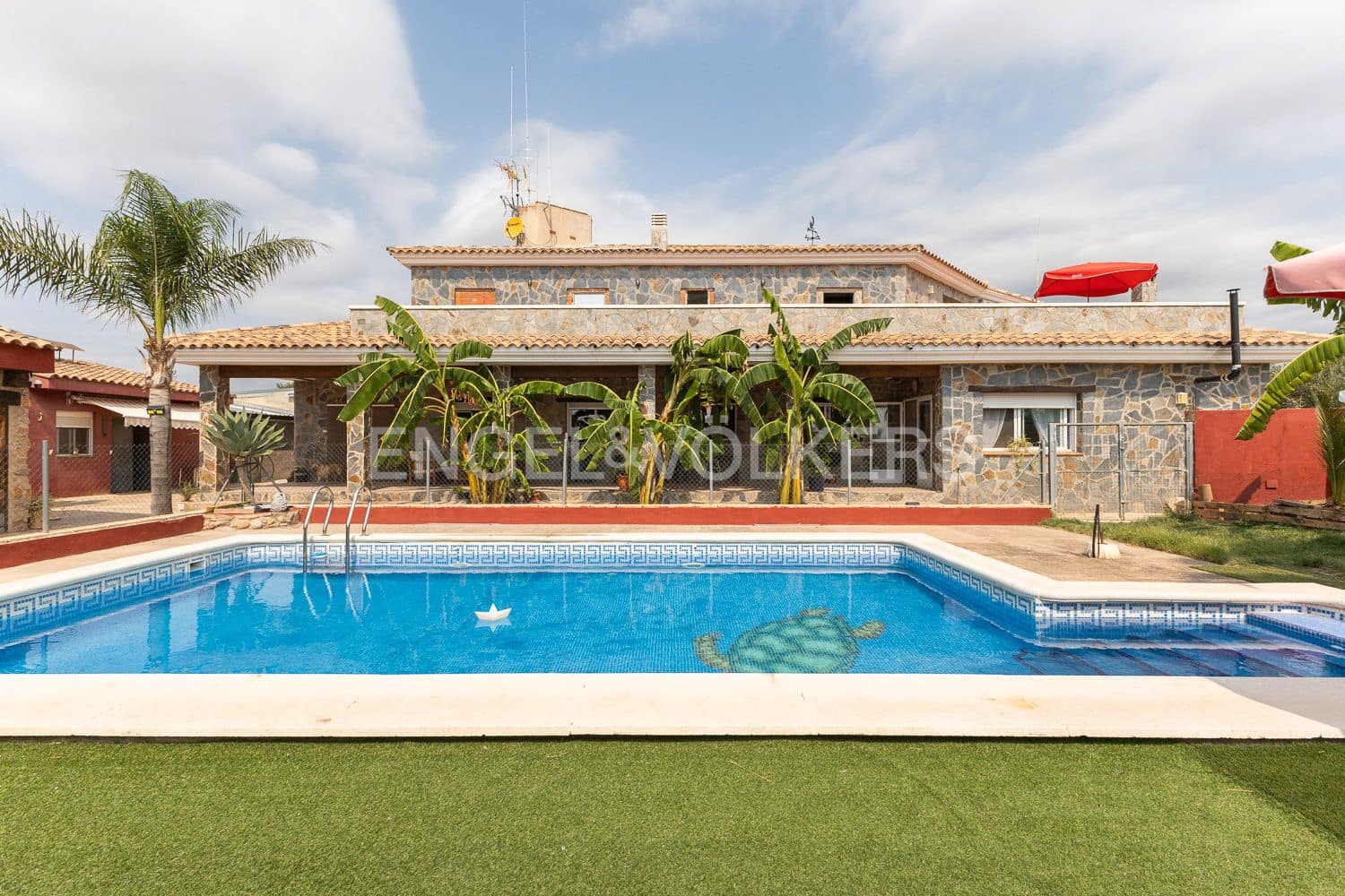 6 bedroom Villa for sale in Casinos with pool garage - € 469,999 (Ref: 9194946)