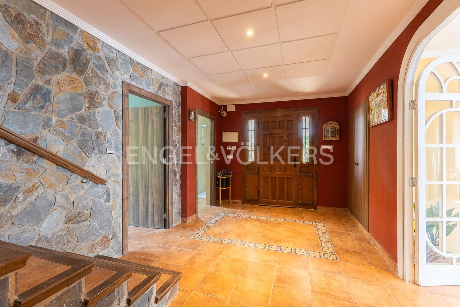 6 bedroom Villa for sale in Casinos with pool garage - € 469,999 (Ref: 9194946)