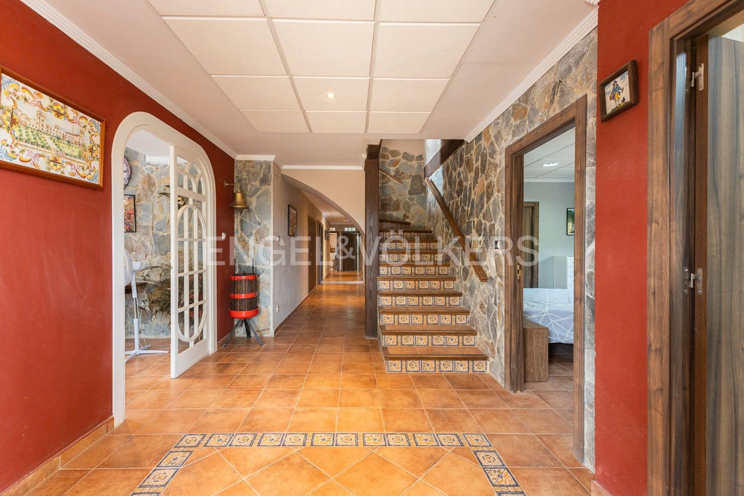 6 bedroom Villa for sale in Casinos with pool garage - € 469,999 (Ref: 9194946)