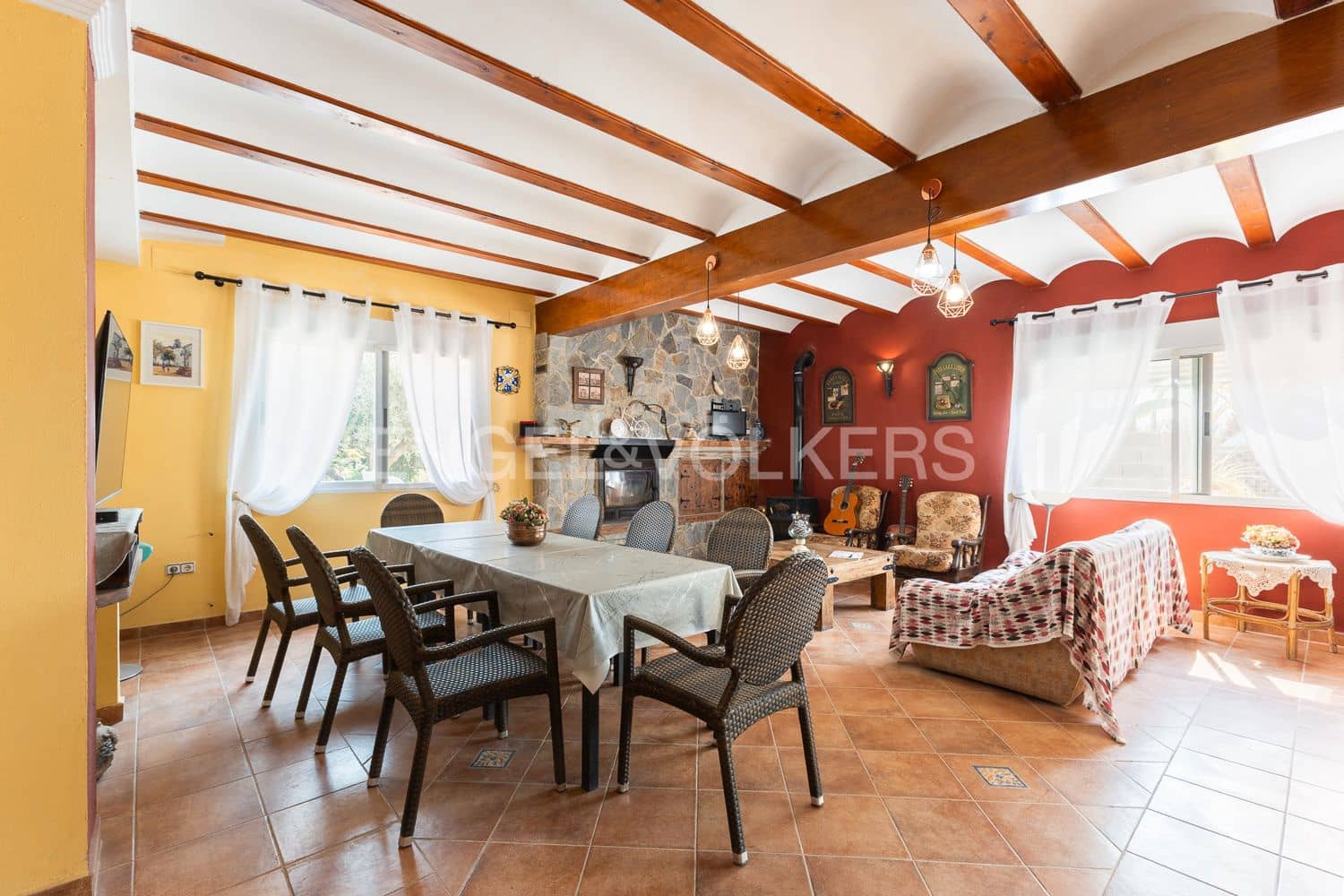 6 bedroom Villa for sale in Casinos with pool garage - € 469,999 (Ref: 9194946)